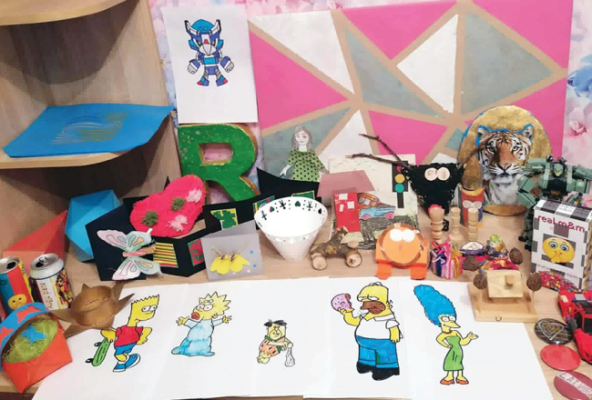 Vecāku ierīkots piemiņas stūrītis ar dēla 
veidotajiem darbiem. «Radošs, gudrs, patika matemātika, prāta spēles, skaisti zīmēja. Multeņu varoņus spēja uzzīmēt tā — kad papīrs ir salikts kopā, izskatās bēdīgs, bet, attaisot vaļā, smaida. Kā tēvam bija patīkami to visu redzēt, kā aug, interesējās par mākslu, dizainu. Viss, kas bija domāts prātam, tur viņš gāja un priecājās, ka viņam izdodas. Tā bija,» atmiņās par traģiski bojāgājušo dēlu dalās Toma tētis.