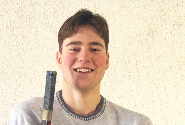 Emīls hokeju spēlē uzbrucēja pozīcijā.