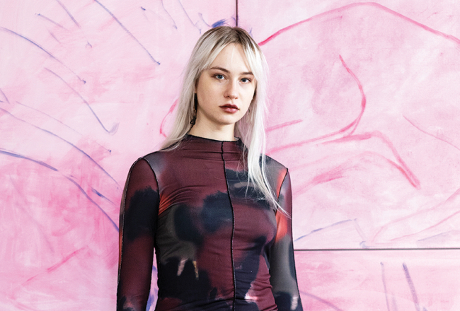 «Man patlaban aktuāla kļuvusi pašai īpaši neiemīļotā neona rozā krāsa, testēju arī gobelēna tehnikas — redzēs, kur tas aizvedīs.»