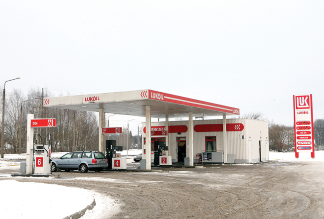 Viena no Lukoil degvielas uzpildes tīkla stacijām Latvijā 2009. gadā. Vēlāk tās tika pārdotas austriešu uzņēmumam, kas tās tagad iznomā Viada Baltija.