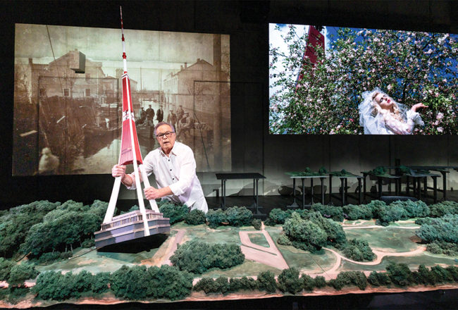 Izrāde atsaucas uz Aivara Freimaņa 1974. gadā iznākušo filmu Ābols upē. Gan filmā, gan izrādē vienu no galvenajām lomām atveido Ivars Kalniņš. Publicitātes foto