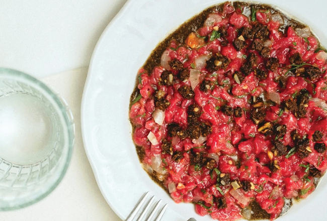 Liellopa tartars ar tomātiem želejā, rupjmaizi un kaņepju sēklu mērci