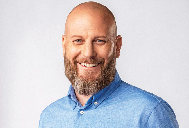 Džeimijs Kuks. Publicitātes foto