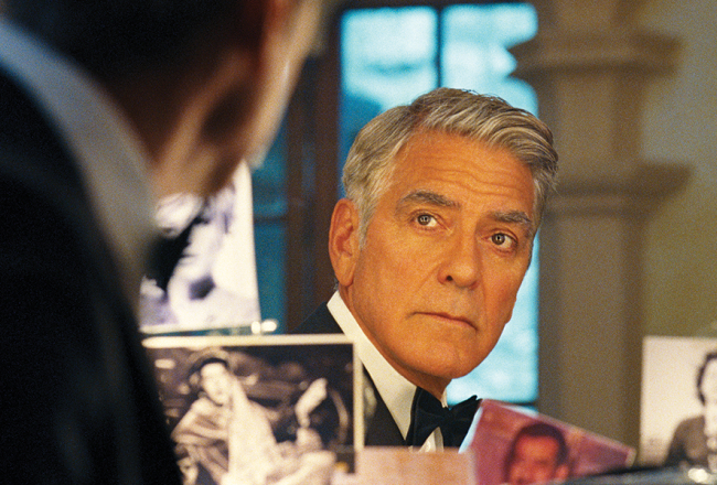 Džordža Klūnija sniegums, nedaudz arī spēlējot sevi, ir ļoti harismātisks. Publicitātes foto