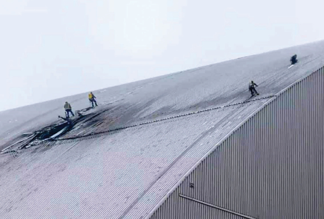 Starptautiskā Atomenerģētikas aģentūra atzinusi, ka Čornobiļā uzceltais pārsegs virs savulaik uzsprāgušā kodolreaktora vairs nepilda savu galveno funkciju bloķēt radiācijas noplūdi. Par laimi, tā pagaidām nav reģistrēta. 15 kvadrātmetru plašs caurums tērauda pārsegā tika izrauts šā gada februārī, kad tam trāpīja krievu drons ar jaudīgu sprāgstvielu. Sarkofāga būvēšana izmaksāja 1,5 miljardus eiro. Tagad būs jāveic tā renovācija.