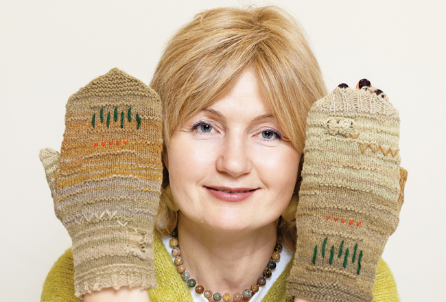 Elīna ar Jettes adītajiem cimdiem Brenča pavasara vēstneši jeb Nodeva modernajai mākslai. Kā impulss kalpojis Rūdolfa Blaumaņa dzejolis Brenča pavasara vēstneši. «Jettes pirmā personālizstāde Rīgā bija Blaumaņa muzejā, un viņa teica: man taču jāiet pie Blaumaņa ar ciemakukuli! Nodeva modernajai mākslai tāpēc, ka tajā laikā parādījās māksla, kas likās pilnīgi aplama.»