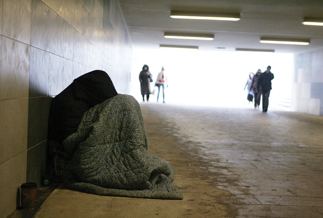 Kāda sieviete Stacijas tunelī Rīgā.