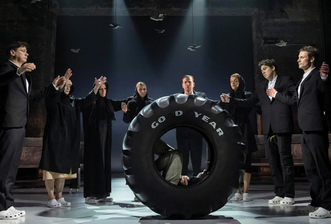 Bēru aina. Riepa kā tāds mūža rats aizripina mūžībā tos, kuru laiks pienācis. Publicitātes foto