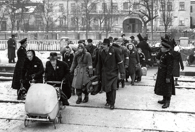 Etnisko vāciešu izraidīšana no Čehoslovākijas. Pie apģērba tiem bija  piestiprināta norāde ar burtu «N», no čehu vārda Němec — ‘vācietis’. 1946. gada janvāris. Foto  —  Čehijas ziņu aģentūra (ČTK)