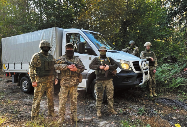 Te iemūžināts brīdis, kad atvestā mašīna un krava atdota tieši ukraiņu vienības rokās. Hlopci mazliet iepozē. Raksta autores foto