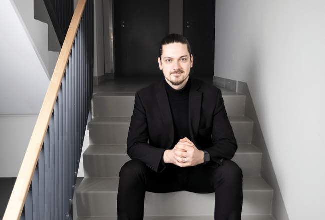 Pirmās palīdzības sniegšanu, tajā skaitā sirds masāžu, Emīls apguva autovadītāju kursos.