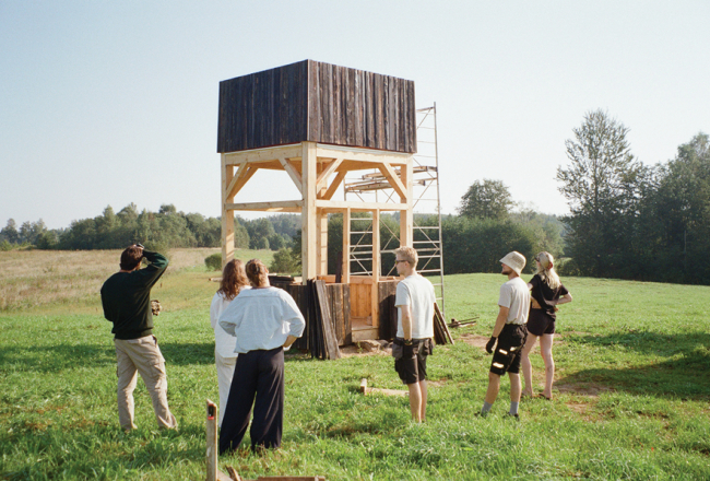 Autoru grupa namiņa būvniecības procesā