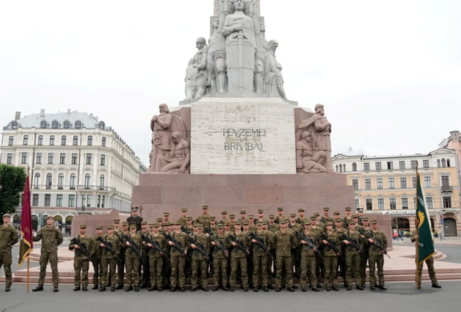Pērn pie Brīvības pieminekļa jaunie karavīri, kuri sāka Militārās pamatapmācības kursu, dod karavīra zvērestu. Foto - Edijs Pālens, LETA