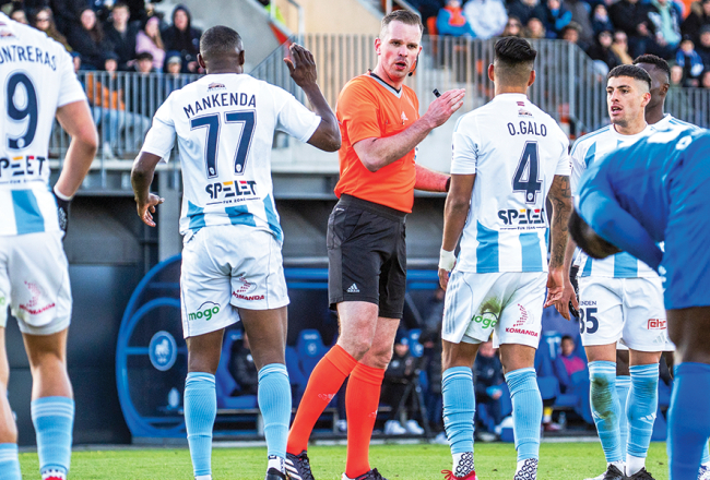 Edgars Maļcevs, tiesājot Latvijas futbola Virslīgas spēli pagājušā gada pavasarī. Foto — futbola klubs Riga FC