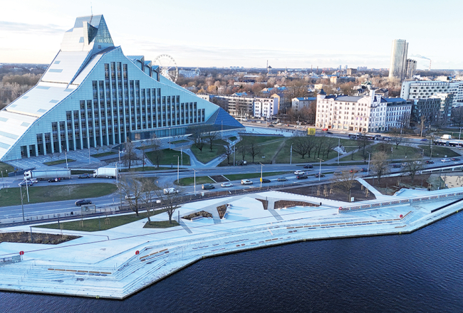 Skatu laukums Daugavā, kas simbolizē Gaismas pils atspulgu ūdenī. Foto — Rīgas dome