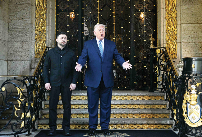 Donalds Tramps un Volodimirs Zelenskis ASV prezidenta privātajā rezidencē Mar-a-Lago Floridā 27. decembrī.