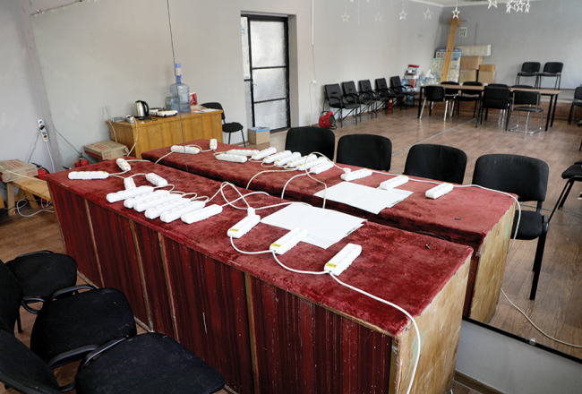 Viens no Kijivā atvērtajiem Neuzvaramības punktiem — tie tika ierīkoti pēc Krievijas armijas gaisa triecieniem, kas izraisīja plašus elektroapgādes un apkures pārtraukumus. Iedzīvotāji punktā var sasildīties, uzkarsēt dzērienu un uzlādēt mobilās ierīces.