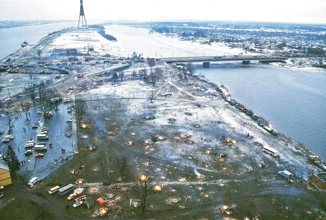 Barikāžu ugunskuri pie Latvijas televīzijas ēkas Zaķusalā 1991. gada janvārī