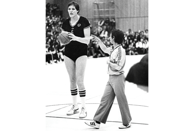 Uļjana Semjonova Eiropas līgas kausa izcīņā 1983. gadā TTT spēlē pret vācu klubu DJK Agon 08 Dusseldorf. Foto — Sueddeutsche Zeitung Photo / Alamy