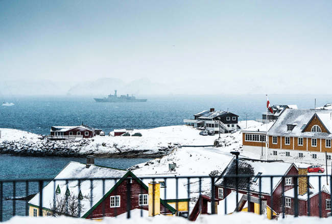 Dānijas jūras spēku kuģis HDMS Vaedderen pie Grenlandes galvaspilsētas Nūkas.