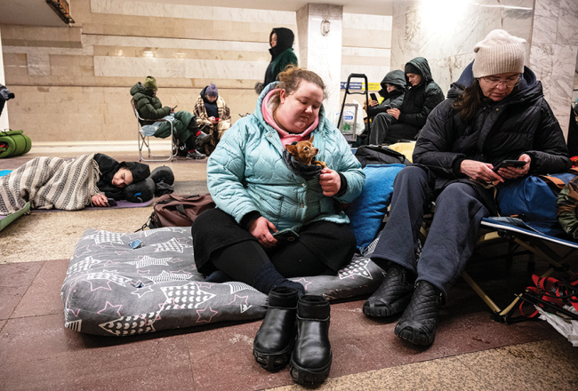 Krievija naktī uz otrdienu, 20. janvāri, veica kārtējo masveida uzbrukumu Ukrainas energoapgādes infrastruktūrai, īpaši smagi skarot Kijivu, kur bez apkures palikušas 5635 daudzstāvu ēkas, daļa arī bez ūdens un elektrības. Vairākums no mājām tikai nesen bija atguvušas siltumu pēc 9. janvāra triecieniem, bet salā līdz –12 grādiem remontdarbi jāsāk no jauna. Attēlā: kijivieši metro stacijā uzlidojuma laikā.