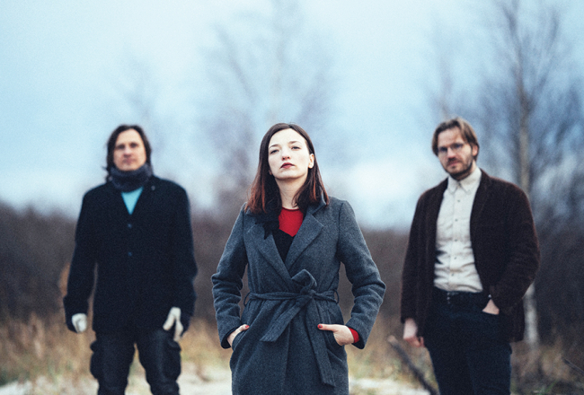 No kreisās Edgars Šubrovskis, Sniedze Prauliņa un Oskars Jansons. Publicitātes foto