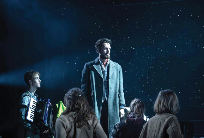 Vienas sapņu lomas Gustavam Melbārdim nav. «Mans lielākais mērķis ir karjeras laikā spēlēt pēc iespējas dažādākas lomas, izaicināt sevi un saglabāt zinātkāri. Tā ir skaistākā lieta šajā profesijā.» Attēlā: Dziedātāja lomā Belfāstas teātrī The Mac 2024. gadā iestudētajā izrādē Kaukāziešu krīta aplis. Foto — Stephen Glass