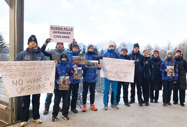 Latvijas skeletona izlases treneris Ivo Šteinbergs (otrais no kreisās), skeletonistes Marta Andžāne (pirmā no labās) un Dārta Neimane (trešā no labās) protestā kopā ar ukraiņiem un zviedriem.