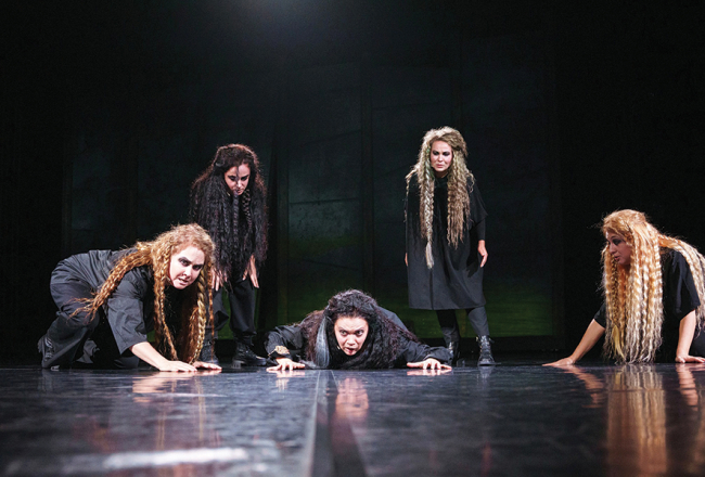 Izrādes centrā ir Jūlijas Ļahas spēlētā Hekube, kuru atbalsta sieviešu koris. Publicitātes foto