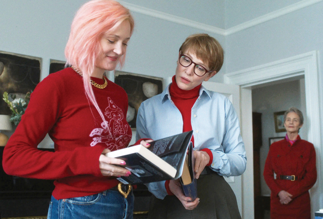 Meitu lomās Vikija Krīpsa (pa kreisi) un Keita Blanšeta. Fonā — viņu māte (Šarlote Remplinga). Publicitātes foto