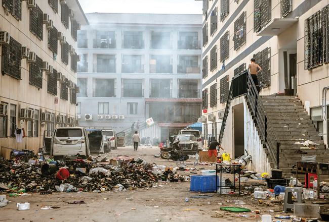 Daži darbinieki, kuri nevēlējās pamest teritoriju, sāka dedzināt biroja mēbeles un papīrus, lai pagatavotu ēdienu un iznīcinātu pierādījumus.