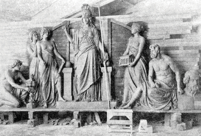 Nacionālā mākslas muzeja dekoratīvais ieejas cilnis vēl 
A. Folca darbnīcā 20. gadsimta sākumā. Foto no 20. gadsimta sākuma periodikas