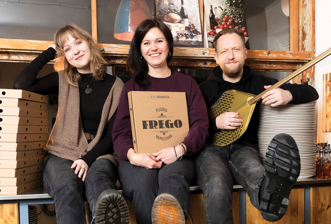 Jaunie uzņēmēji: Elizabete, Karīna un Jānis Frišfeldi, Frego Pizza .