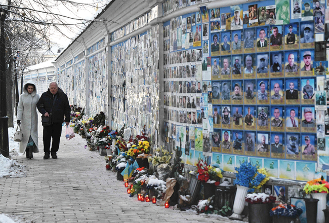 Karā Ukrainā kritušo, smagi ievainoto vai bez vēsts pazudušo karavīru skaits jau tuvojas diviem miljoniem, liecina Vašingtonā bāzētās domnīcas Center for Strategic and International Studies aprēķini. Krievijas armija ir zaudējusi aptuveni 1,2 miljonus karotāju, bet ukraiņu armija — aptuveni 600 tūkstošus. Šajā statistikā nav iekļauti civiliedzīvotāju upuri. Attēlā: karā kritušo ukraiņu karavīru Piemiņas mūris Kijivā.