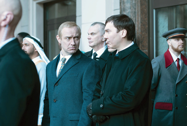 Vladimira Putina lomā britu aktieris Džūda Lovs, viņa padomnieka Vadima Baranova lomā — amerikānis Pols Dano. Foto — Capital Pictures/Scanpix