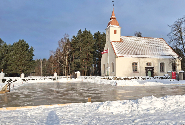 Slidotava pie baznīcas Skultē. Publicitātes foto