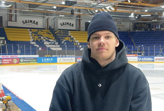 Alberts Šmits Somijas pilsētas Mikeli ledus hallē, tā ir viņa pašreizējā kluba Jukurit mājvieta.