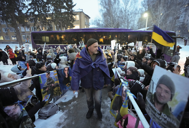 6. februārī noslēdzās trīspusējo sarunu otrā kārta starp Ukrainas, Krievijas un ASV delegācijām. Ukraina un Krievija vienojās par 314 karagūstekņu apmaiņu, taču sarunu laikā Krievija turpināja raķešu un dronu triecienus Ukrainai. Lai gan puses plāno tikties atkārtoti, būtiska virzība jautājumos par teritorijām vai drošības garantijām pagaidām nav panākta. Attēlā: ukraiņu gūstekņu sagaidīšana.