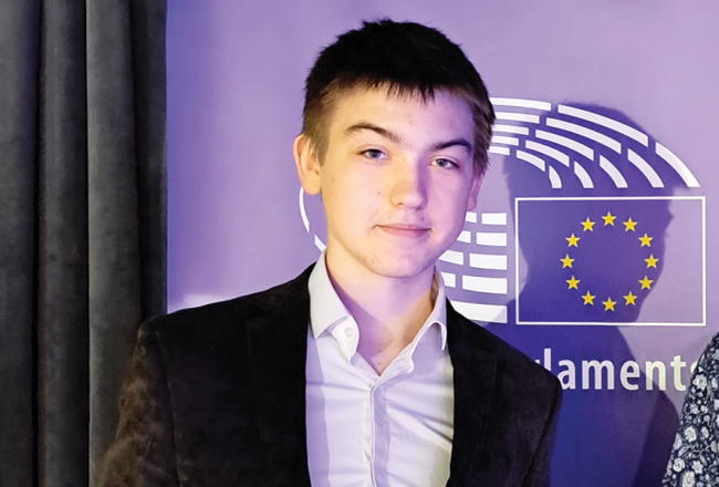 «Pat ja varam palīdzēt tikai dažiem cilvēkiem, ieguldītais darbs ir tā vērts,» uzskata vidusskolnieks Kristofers Kleinšmits.