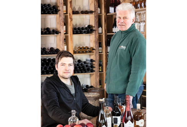 Reinis (no kreisās) un Jānis Zilveri, ZS Pīlādži saimnieki.