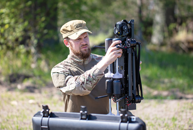 Viens no Origin Robotics produktiem ir uzbrukuma drons Beak — munīciju nesoša sistēma, kas ļauj uzbrukt mērķim uz zemes. Publicitātes foto