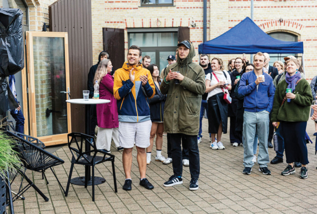 Toms Bergans-Berģis (pirmais no kreisās) jau StartSchool mācību laikā saprata, ka līdzās labai biznesa idejai un tehniskām zināšanām vienlīdz svarīga ir arī prasme komunicēt un uzņemties iniciatīvu.