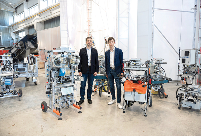 Aerones dibinātāji Dainis Krūze (no kreisās) un Jānis Putrāms riska kapitāla fondu finansējumu bija gatavi iemainīt pret uzņēmuma daļām, jo šķita svarīgi strauji palielināt pakalpojumu sniegšanas apjomu. Foto no uzņēmuma arhīva