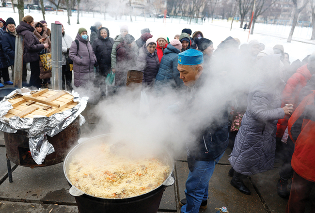 Kazahstānā dzimušais un jau vairākus gadus Ukrainā dzīvojošais Marats Darmenovs izveidojis zupas virtuvi vienā no Kijivas mikrorajoniem, kur dzīvojamajām ēkām jau vairākas dienas nav elektroapgādes, siltuma un ūdens padeves. Garās rindās stāvošajiem cilvēkiem visvairāk garšo plovs.
