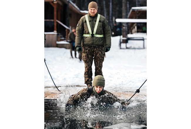 Mehanizētās kājnieku brigādes 3. kājnieku bataljona zemessargu mācības 12. janvārī, apgūstot prasmes izdzīvošanai vēsos laika apstākļos. Foto — Aizsardzības ministrija
