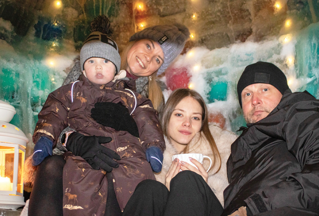 «Salikām spilvenus un iesmējām — varētu te ierīkot Airbnb,» saka Linda Egle-Šrenka, kura kopā ar vīru Andi un bērniem Paulīni, Šarloti un Hugo savā pagalmā radījusi krāsainu iglu. Interesenti var doties ciemos to aplūkot Muižas ielā 8 Saulkrastos. Foto — Maija Druva