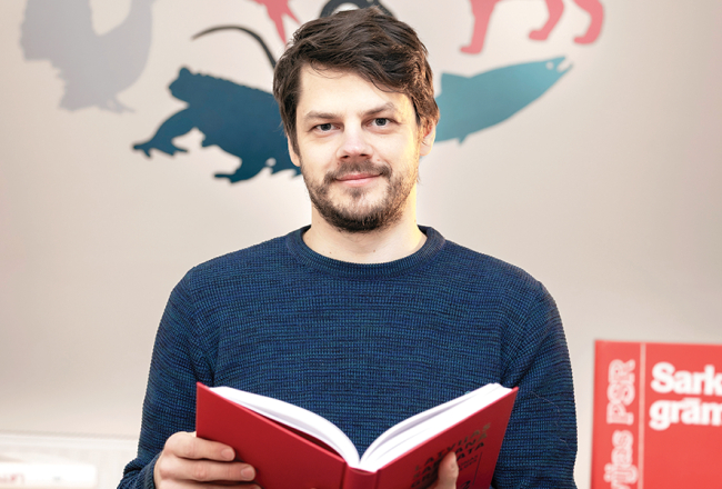 Viens no jaunā izdevuma diviem galvenajiem redaktoriem Jēkabs Dzenis. Darbs pie grāmatas ilga četrus gadus, un tas ir apmēram 100 cilvēku komandas veikums. Foto — Sergejs Čičagovs