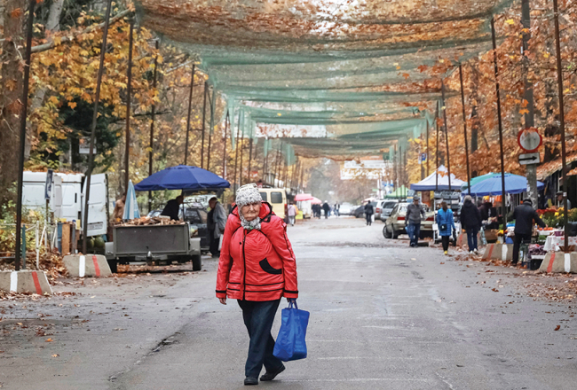 Pretdronu tīkls virs vienas no Hersonas ielām pagājušajā rudenī.