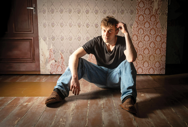 «Skatītāji zālē man ir svarīgi. Citādi jau varētu sēdēt mājās un spēlēt ledusskapja priekšā,» saka Valts Skuja.