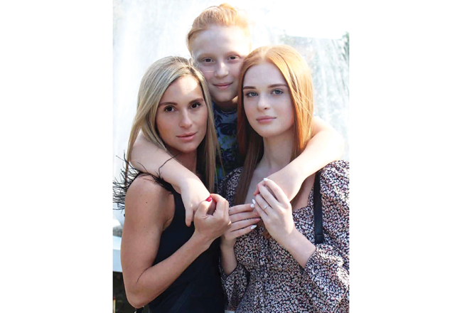 Irina Kučerenko ar dēlu Arturu un meitu Ļeru.